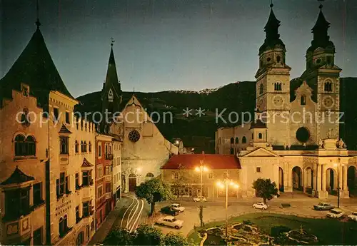 AK / Ansichtskarte Bressanone Platz Kirche Nachtaufnahme Kat. Brixen Suedtirol