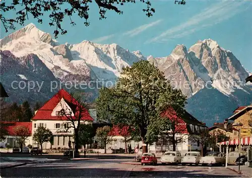 AK / Ansichtskarte Garmisch Partenkirchen Marktplatz gegen Zugspitzgruppe Wettersteingebirge Kat. Garmisch Partenkirchen