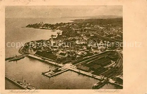 AK / Ansichtskarte Friedrichshafen Bodensee Fliegeraufnahme Hafenbahnhof Kat. Friedrichshafen