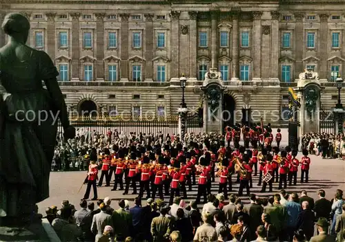 AK / Ansichtskarte Leibgarde Wache Buckingham Palace London  Kat. Polizei