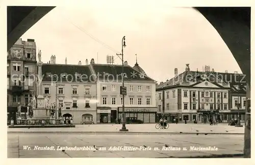AK / Ansichtskarte Wiener Neustadt Laubendurchblick am Adolf Hitler Platz mit Rathaus und Mariensaeule Kat. Wiener Neustadt