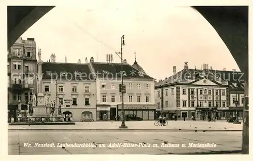 AK / Ansichtskarte Wiener Neustadt Laubendurchblich am AH Platz mit Rathaus und Mariensaeule Kat. Wiener Neustadt