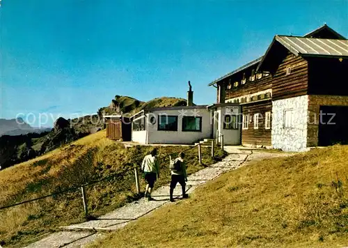 AK / Ansichtskarte Lenggries Brauneckhaus mit Latschenkopf und Zugspitze Bergwandern Kat. Lenggries