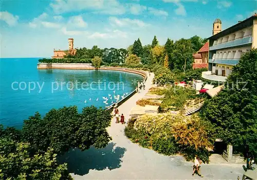 AK / Ansichtskarte Langenargen Bodensee Uferpromenade mit Schloss Montfort Kat. Langenargen