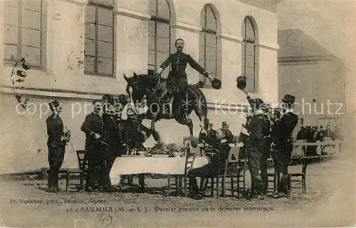 AK / Ansichtskarte Saumur Soladatengruppe Pferderitt ?ber den Tisch Kat. Saumur