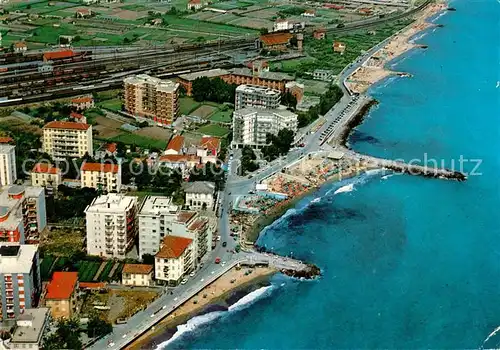 AK / Ansichtskarte Albenga Riviera dei fiori Spiaggia Strand Fliegeraufnahme Kat. Albenga