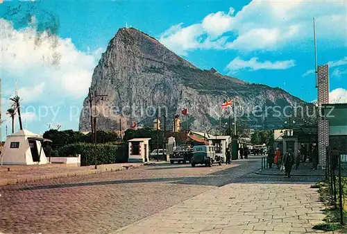 AK / Ansichtskarte Gibraltar Felsen mit Britischer und Spanischer Grenze Kat. Gibraltar