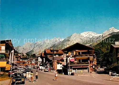 La Clusaz Un quartier de la Station et au fond la Chaine des Aravis Kat. La Clusaz