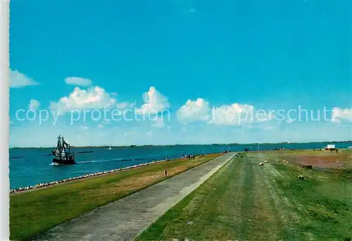 AK / Ansichtskarte Husum Nordfriesland Badestrand Fischkutter Kat. Husum