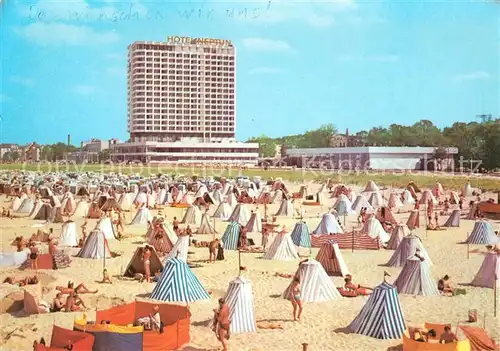 AK / Ansichtskarte Rostock Warnemuende Blick vom Strand zum Hotel Neptun Kat. Rostock