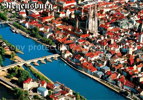 AK / Ansichtskarte Regensburg Altstadt mit Steinerner Bruecke ueber die Donau Fliegeraufnahme Kat. Regensburg