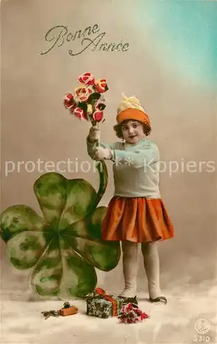 AK / Ansichtskarte Neujahr Kind Maedchen Kleeblatt Geschenke Blumen  Kat. Greetings