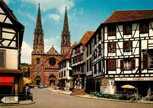 AK / Ansichtskarte Obernai Bas Rhin Eglise Saint Pierre et Saint Paul Au premier plan le Puits des Six Seaux en pierre sculptee Kat. Obernai