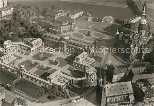 AK / Ansichtskarte Dresden Zwinger und Theaterplatz vor Zerstoerung 1945 Fliegeraufnahme Repro Kat. Dresden Elbe