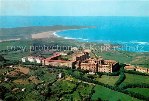 AK / Ansichtskarte Comillas Vista aerea de la Universidad al fondo la playa de Cyambre