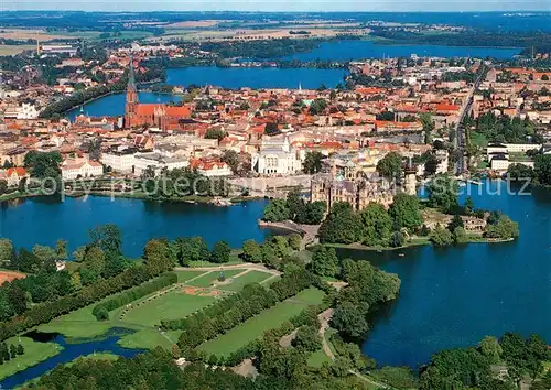 AK / Ansichtskarte Schwerin Mecklenburg Fliegeraufnahme mit Schloss und Kirche Schwerin Mecklenburg Kat. Schwerin