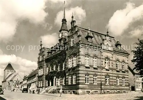 AK / Ansichtskarte Plau Mecklenburg Rathaus am Marktplatz Plau Mecklenburg Kat. Plau See