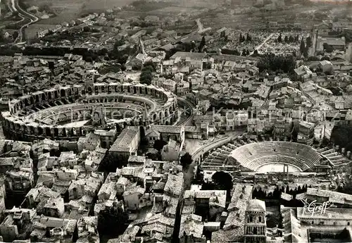 AK / Ansichtskarte Arles Bouches du Rhone Les Arenes et le Theatre Antique vue aerienne Arles Bouches du Rhone Kat. Arles