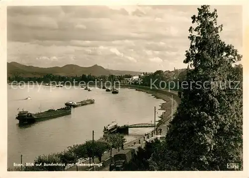 AK / Ansichtskarte Bonn Rhein Blick auf Bundeshaus und Siebengebirge Rhein Frachtkahn Binnenschifffahrt Bonn Rhein Kat. Bonn