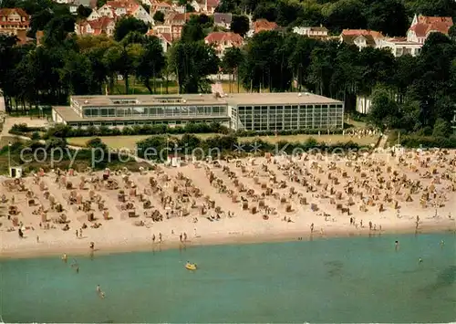 AK / Ansichtskarte Timmendorfer Strand Ostseeheilbad Strandpartie an der Schwimmhalle Fliegeraufnahme Timmendorfer Strand Kat. Timmendorfer Strand