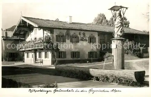 AK / Ansichtskarte Ruhpolding Bauernhaus in den Bayerischen Alpen Brunnentrog Ruhpolding Kat. Ruhpolding