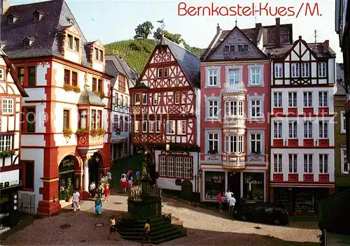 AK / Ansichtskarte Bernkastel Kues Marktplatz mit Rathaus und St Michaelsbrunnen Altstadt Fachwerkhaeuser Bernkastel Kues Kat. Bernkastel Kues