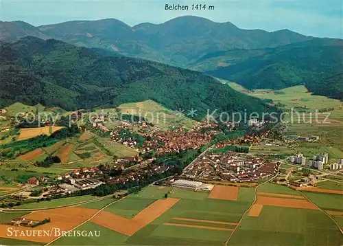AK / Ansichtskarte Staufen Breisgau mit Blick zum Belchen Schwarzwald Fliegeraufnahme Staufen Breisgau Kat. Staufen im Breisgau