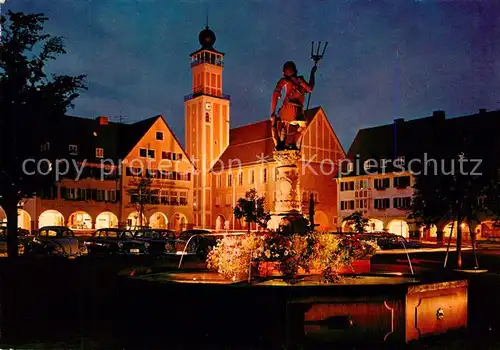 AK / Ansichtskarte Freudenstadt Marktplatz mit Rathaus und Neptunbrunnen Nachtaufnahme Freudenstadt Kat. Freudenstadt