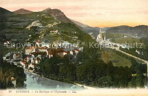 AK / Ansichtskarte Lourdes_Hautes_Pyrenees La Basilique et l Esplanade Lourdes_Hautes_Pyrenees Kat. Lourdes