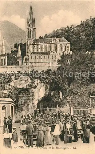 AK / Ansichtskarte Lourdes_Hautes_Pyrenees La Grotte et la Basilique Lourdes_Hautes_Pyrenees Kat. Lourdes