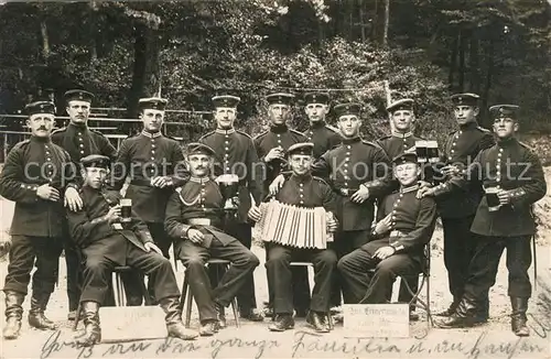 AK / Ansichtskarte Muensingen Gruppenfoto mit Soldaten Muensingen