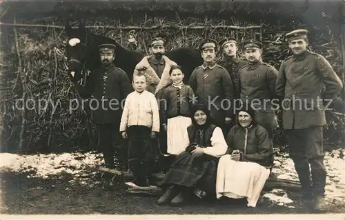 AK / Ansichtskarte Galizien Gruppenfoto Soldaten mit Familien Galizien