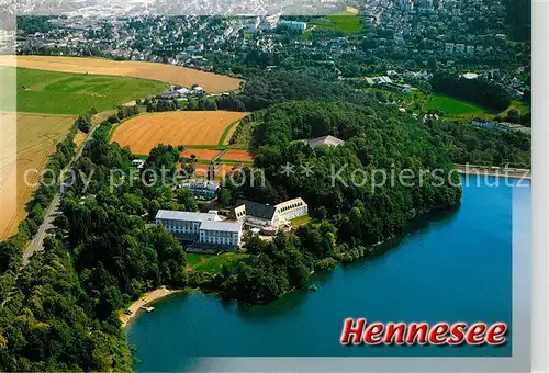 AK / Ansichtskarte Meschede Blick von der Henn zur Stadt Fliegeraufnahme mit Hennesee Meschede
