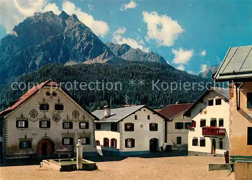 AK / Ansichtskarte Scuol_Tarasp_Vulpera Dorfplatz Piz Pisoc Scuol_Tarasp_Vulpera