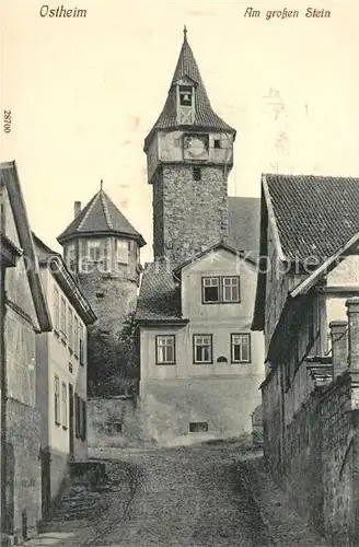 AK / Ansichtskarte Ostheim_Rhoen Ortsmotiv Am grossen Stein Gasse Kirche Turm Ostheim_Rhoen