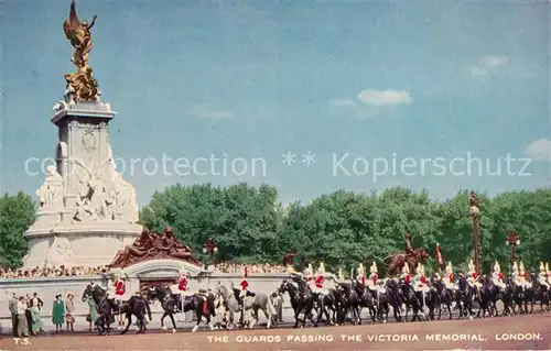 AK / Ansichtskarte Leibgarde_Wache Guards Victoria Memorial London  Leibgarde Wache