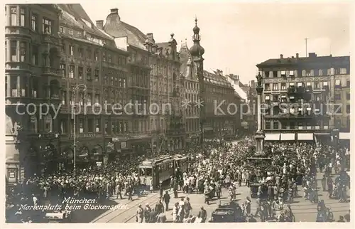 AK / Ansichtskarte Strassenbahn Muenchen Marienplatz beim Glockenspiel Strassenbahn