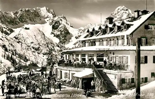 AK / Ansichtskarte Kreuzeckhaus mit Zugspitze Kreuzeckhaus