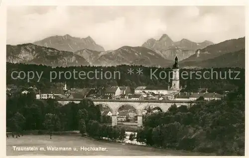 AK / Ansichtskarte Traunstein_Oberbayern Ortsansicht mit Kirche Bruecke Blick gegen Watzmann und Hochkalter Berchtesgadener Alpen Traunstein_Oberbayern