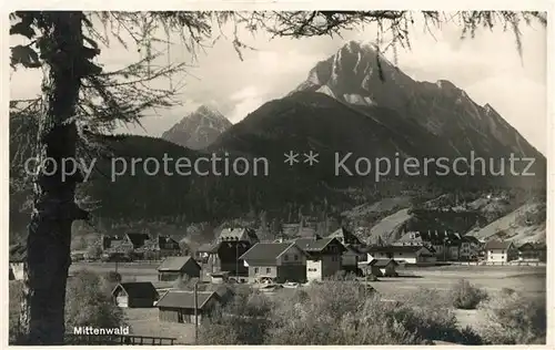 AK / Ansichtskarte Mittenwald_Bayern Teilansicht mit Karwendel Mittenwald Bayern