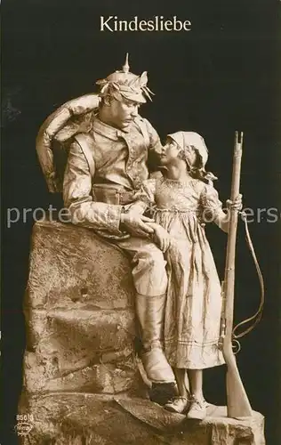 AK / Ansichtskarte Skulpturen Kindesliebe Soldat Skulpturen