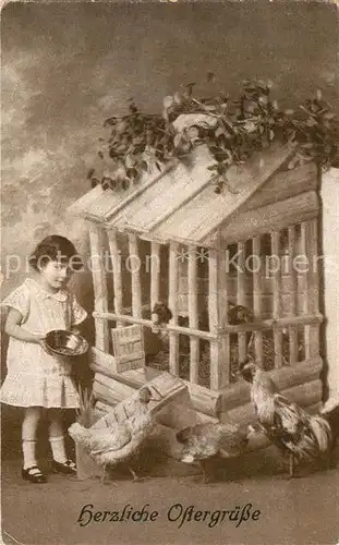 AK / Ansichtskarte Ostern_Easter_Paques Kind Huehnerstall Huehner  Ostern_Easter_Paques