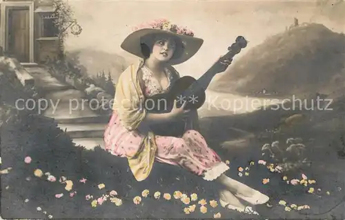 AK / Ansichtskarte Frauen Gitarre Blumen Hut  Frauen