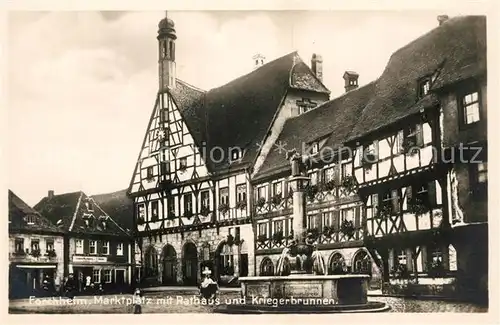 AK / Ansichtskarte Forchheim_Oberfranken mit Rathaus und Kriegerbrunnen Forchheim Oberfranken