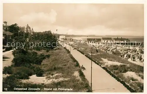 AK / Ansichtskarte Zinnowitz_Ostseebad Strand mit Promenade Zinnowitz_Ostseebad