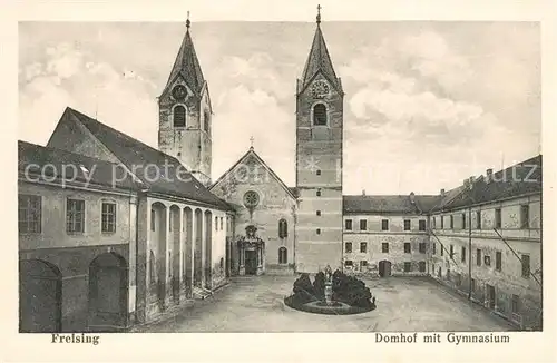 AK / Ansichtskarte Freising_Oberbayern Domhof mit Gymnasium Freising Oberbayern