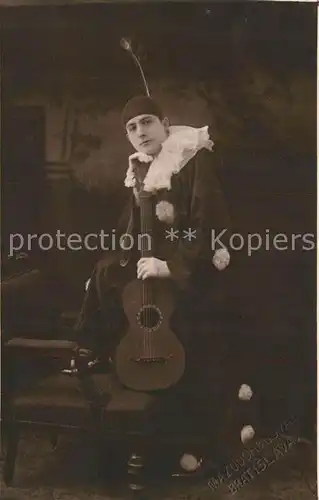 AK / Ansichtskarte Gitarre Mann Fasching Foto Mazouch & Novak Bratislava Gitarre