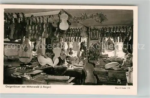 AK / Ansichtskarte Geige Geigenbauer J. Reiger Mittenwald Foto H. Huber Nr. 115 Geige
