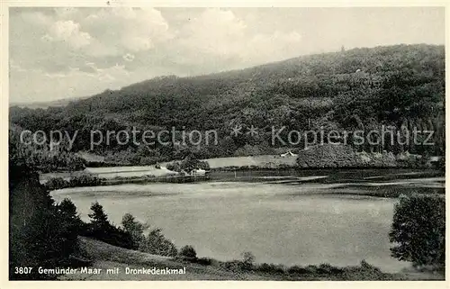 AK / Ansichtskarte Daun_Eifel Gemuender Maar mit Dronkedenkmal Daun_Eifel