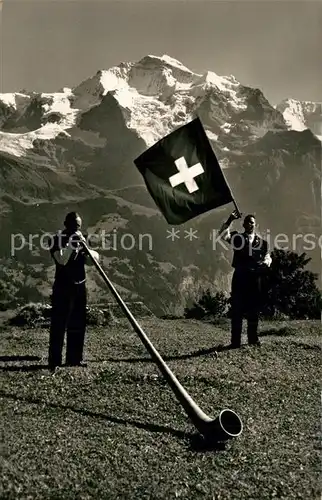 AK / Ansichtskarte Berner_Oberland Alphornblaeser Fahnenschwinger Jungfrau Berner_Oberland